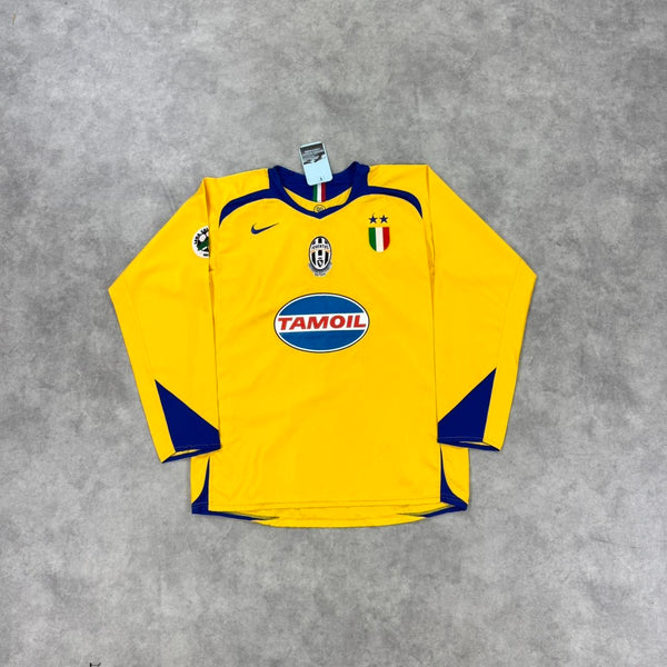 Vintage 2005-06 Nike Juventus shirt