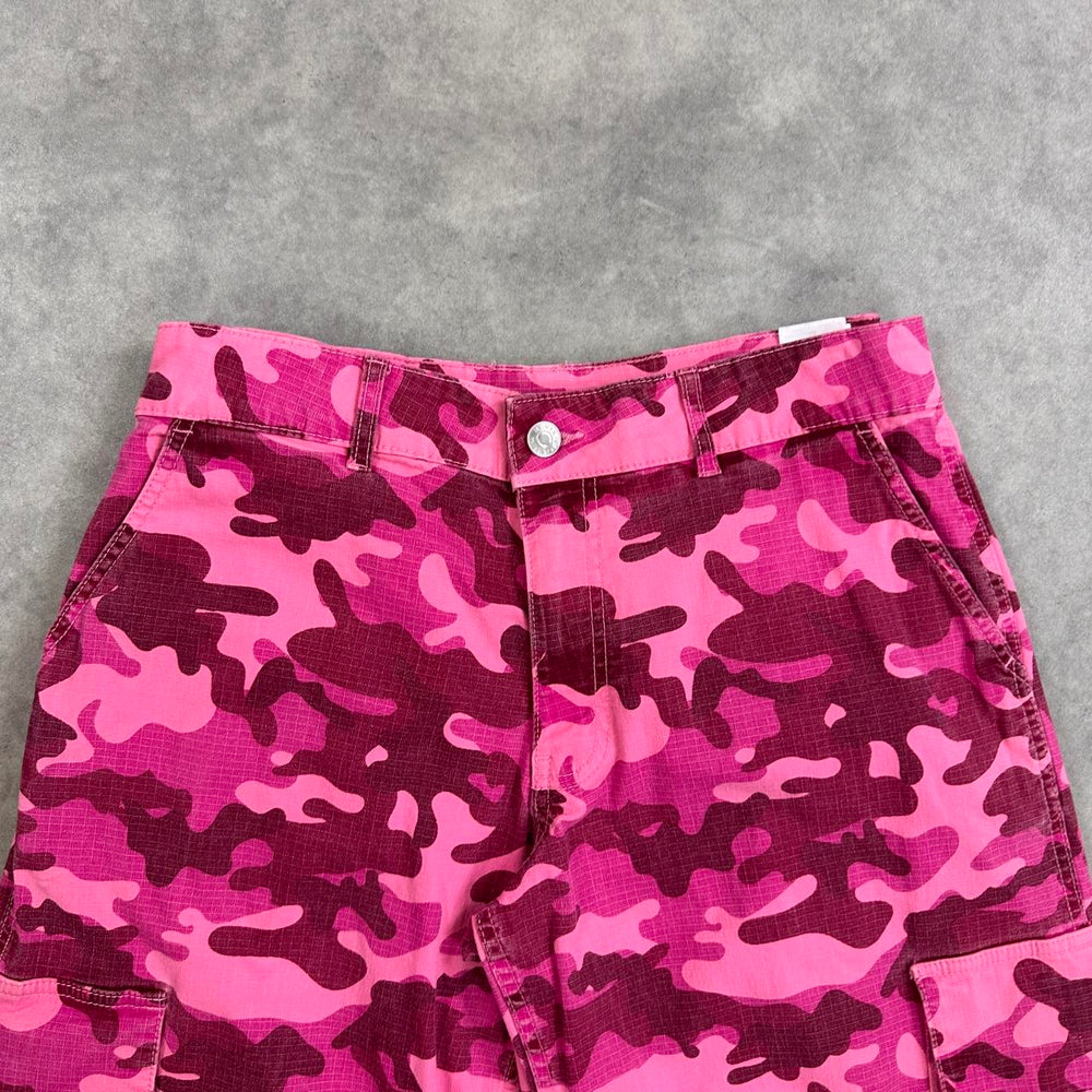 Review pink camo trousers